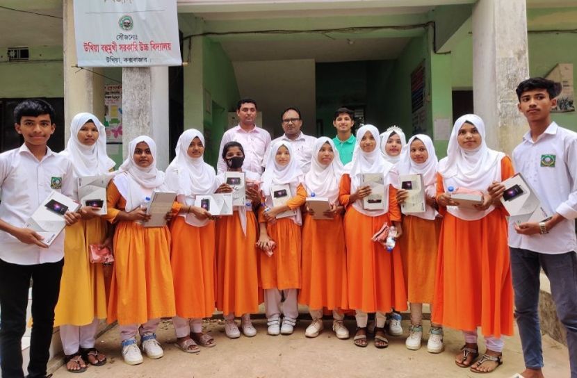 উখিয়ায় শিক্ষার্থীদের মাঝে ট্যাবলেট বিতরণ