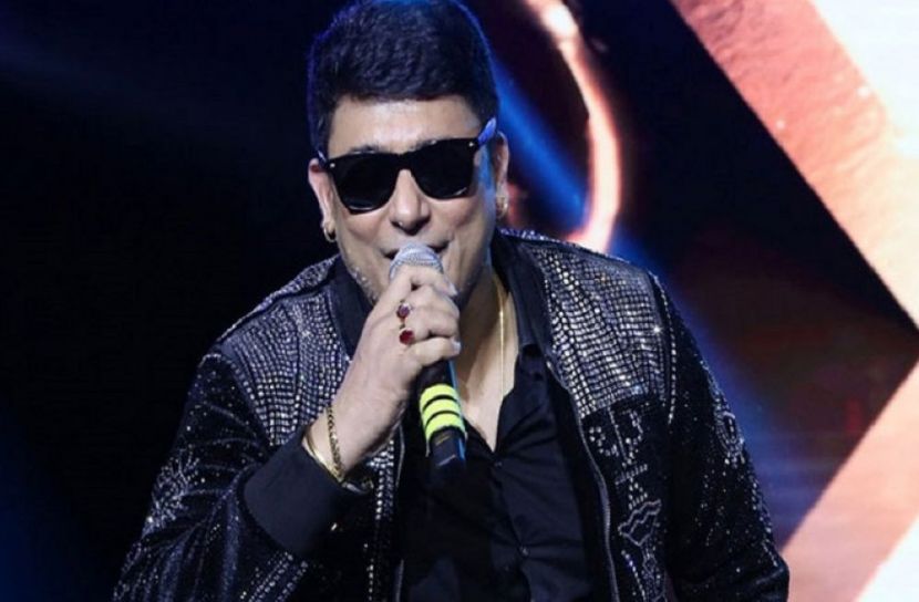 মঞ্চে উঠতেই ‘ভুয়া’ চিৎকার