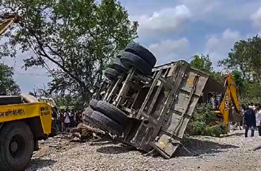 নিয়ন্ত্রণ হারিয়ে ট্রাক হোটেলে, নিহত ১৫
