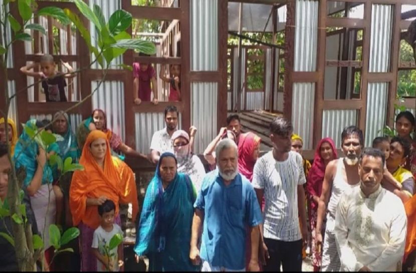 সরকারি হালট দখল করে ঘর নির্মাণ