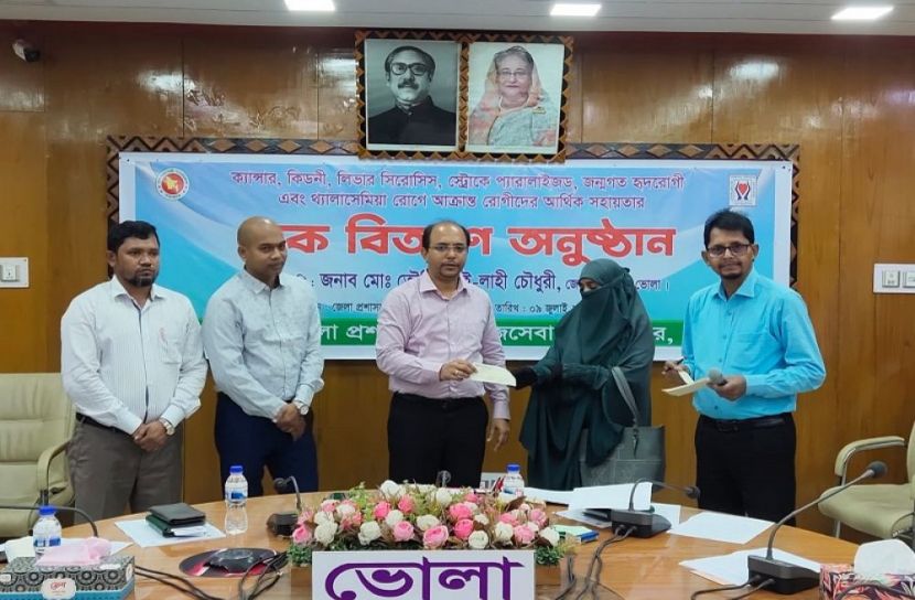 ভোলায় ৪৭ জনকে চেক বিতরণ