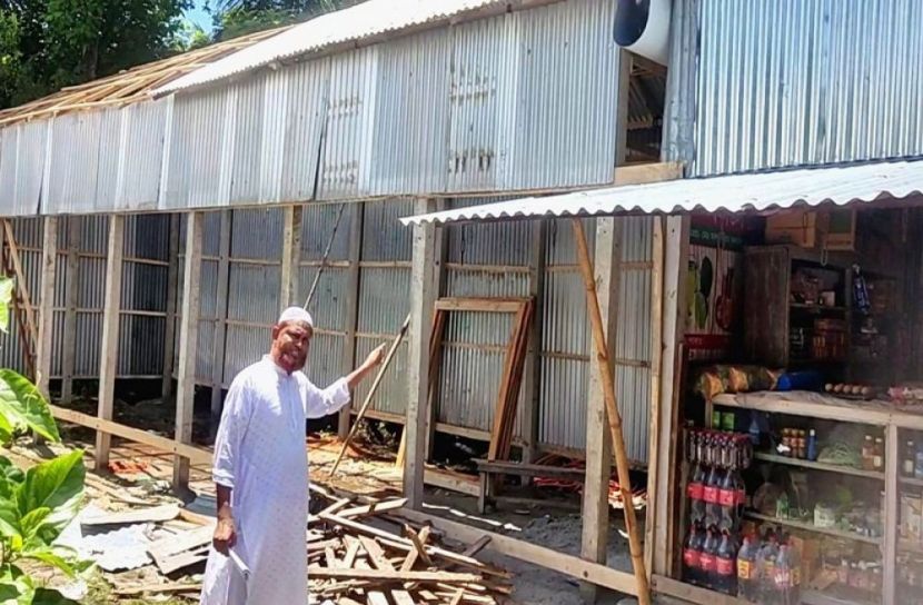 জমি দখল করে দোকান নির্মাণের অভিযোগ