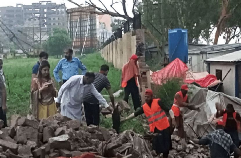 পাকিস্তানে দেয়াল ধসে নিহত ১১