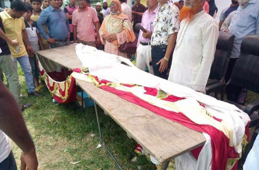 বঙ্গবন্ধু ও প্রধানমন্ত্রীর ছবি ছেড়ার অভিযোগ