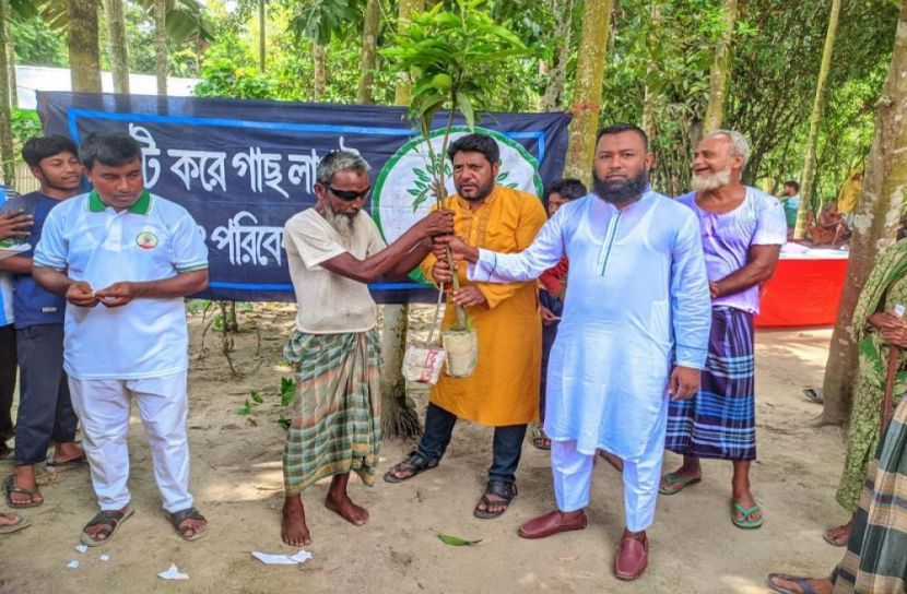 উলিপুরে ফল ও ঔষধি গাছ বিতরণ