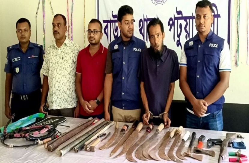 বাউফলে অস্ত্র ও গুলিসহ আটক ১