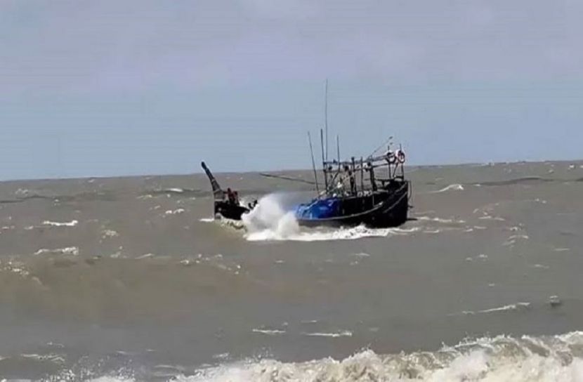 বঙ্গোপসাগরে ট্রলারডুবি, নিখোঁজ ৩০