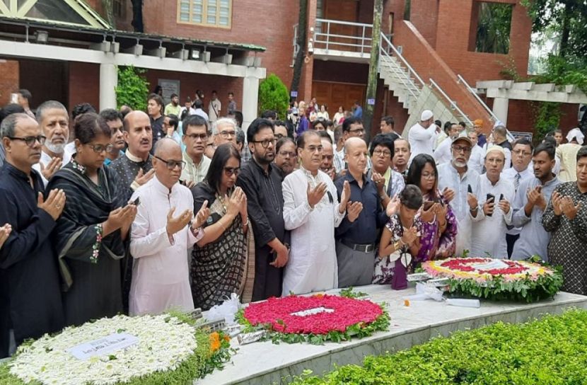 বঙ্গবন্ধুর সমাধিতে জাতীয় প্রেস ক্লাবের শ্রদ্ধা