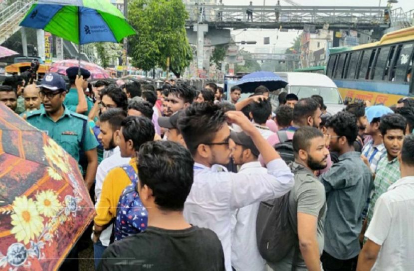 এইচএসসি পরীক্ষার্থীদের সায়েন্সল্যাব অবরোধ