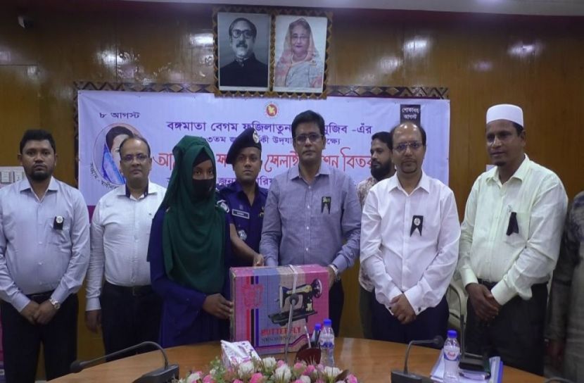ভোলায় ৫০ অস্বচ্ছল নারী পেলেন সেলাই মেশিন