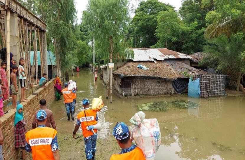 চকরিয়ায় বন্যার্তদের পাশে কোস্ট গার্ড