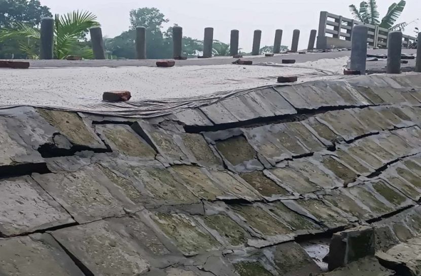 উদ্বোধনের আগেই সেতুর সংযোগ সড়কে ধস