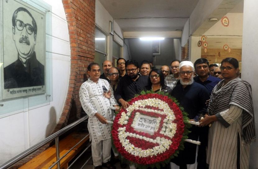বঙ্গবন্ধুর প্রতিকৃতিতে জাতীয় প্রেস ক্লাবের শ্রদ্ধা