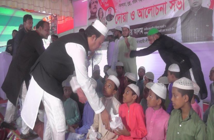 ১০ হাজার মানুষের মাঝে খাবার বিতরণ