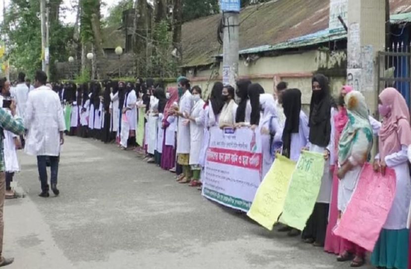 ৪ দফা দাবিতে ম্যাটস্ শিক্ষার্থীদের বিক্ষোভ