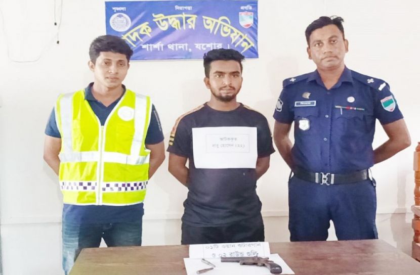 শার্শায় অস্ত্র-গুলিসহ যুবক গ্রেফতার