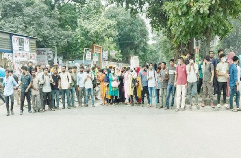 ফের নীলক্ষেত অবরোধ ৭ কলেজ শিক্ষার্থীদের