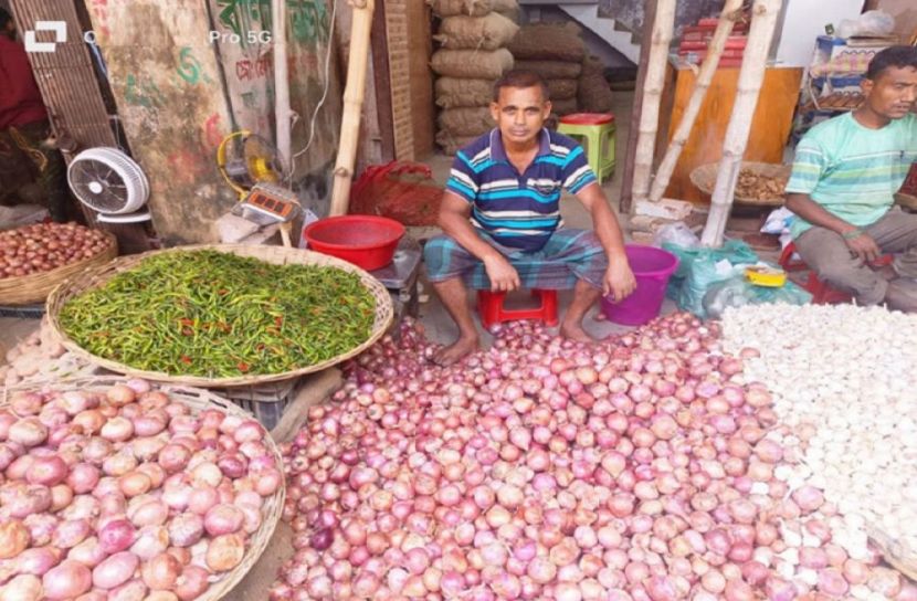 ৩ দিনে ২ ট্রাক পেঁয়াজ এসেছে বেনাপোল বন্দরে
