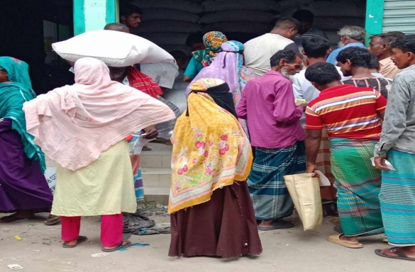টঙ্গীবাড়িতে চাল বিতরণে অনিয়মের অভিযোগ