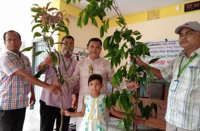 শিক্ষার্থীদের মাঝে গাছের চারা বিতরণ