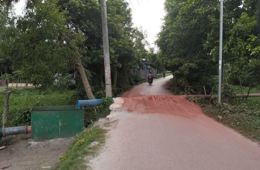 দেওয়ানবাজার সড়কে ড্রেজার পাইপে ভোগান্তি