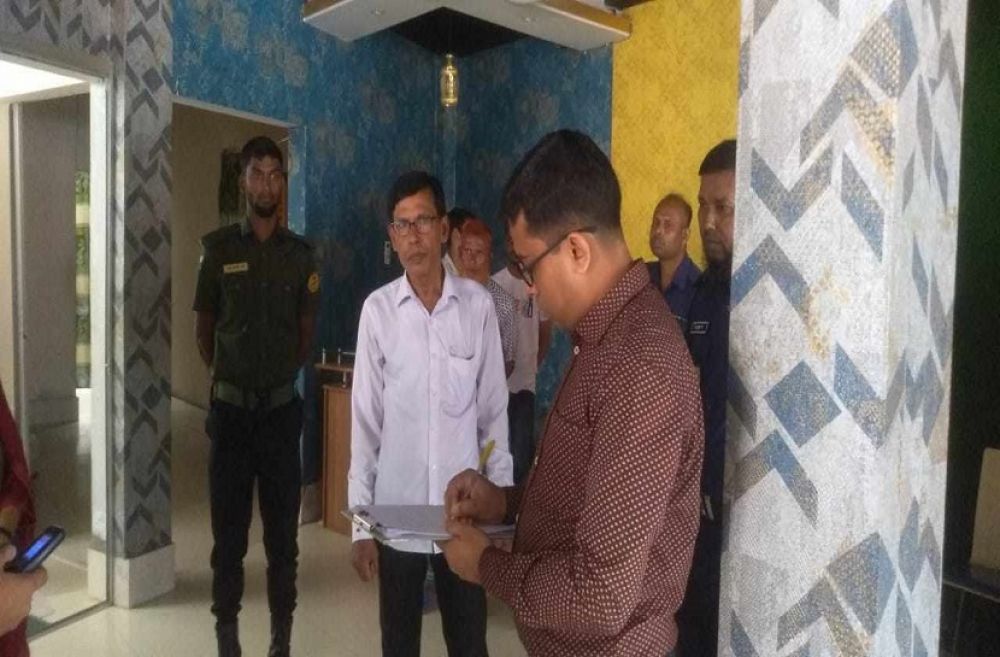 ক্লাস ফাঁকি দিয়ে আড্ডা, রেস্টুরেন্টকে জরিমানা