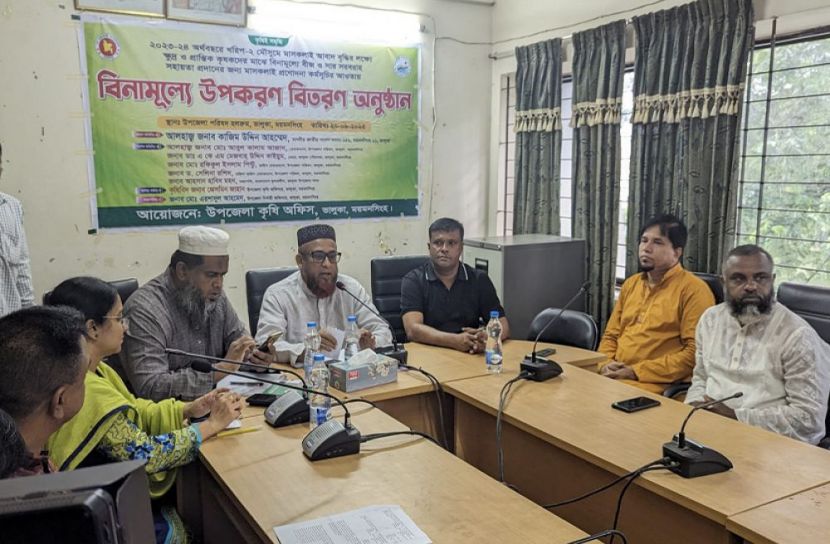কৃষকদের মাঝে বীজ ও সার বিতরণ