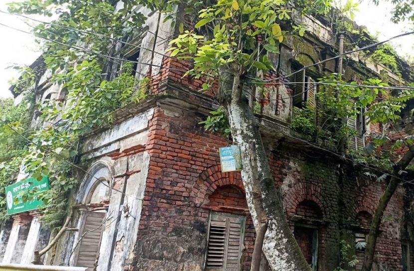 ঝুঁকিপূর্ণ ভবনে চলছে ব্যাংকিং কার্যক্রম
