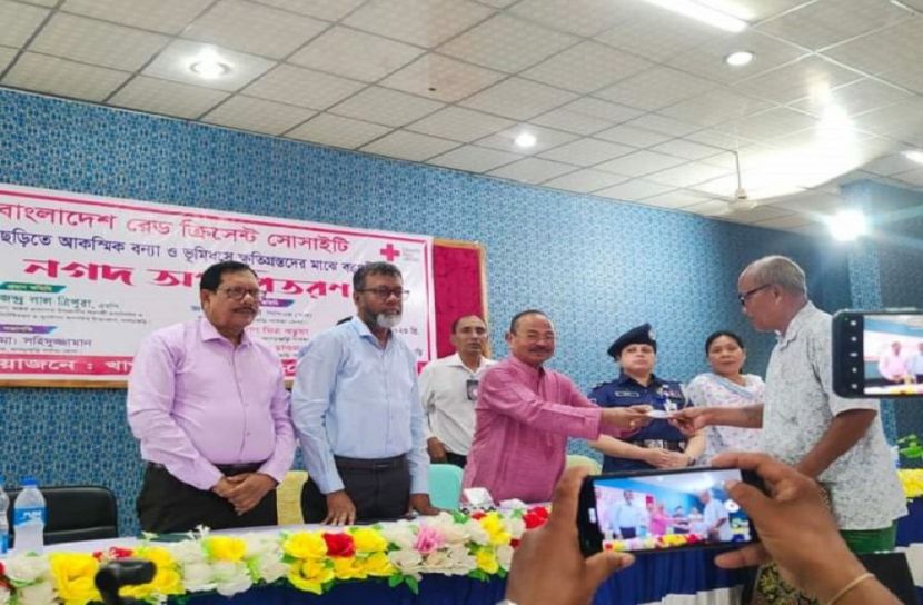 খাগড়াছড়িতে রেড ক্রিসেন্টের অর্থ বিতরণ