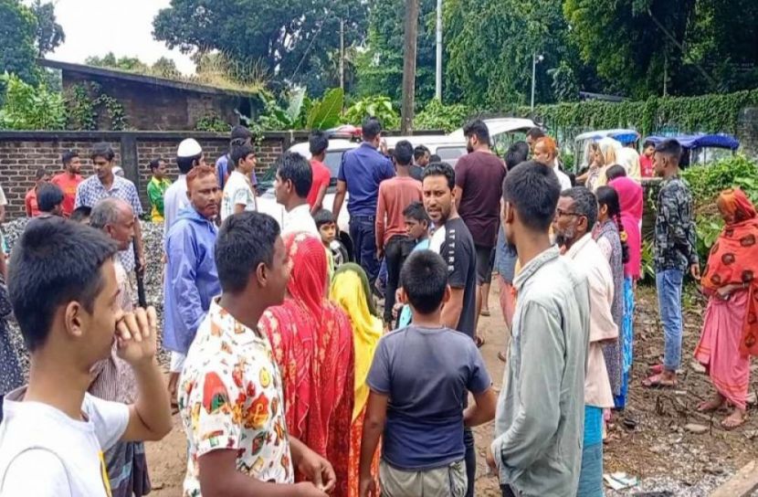 ট্রাক্টর উল্টে প্রাণ গেল হেলপারের
