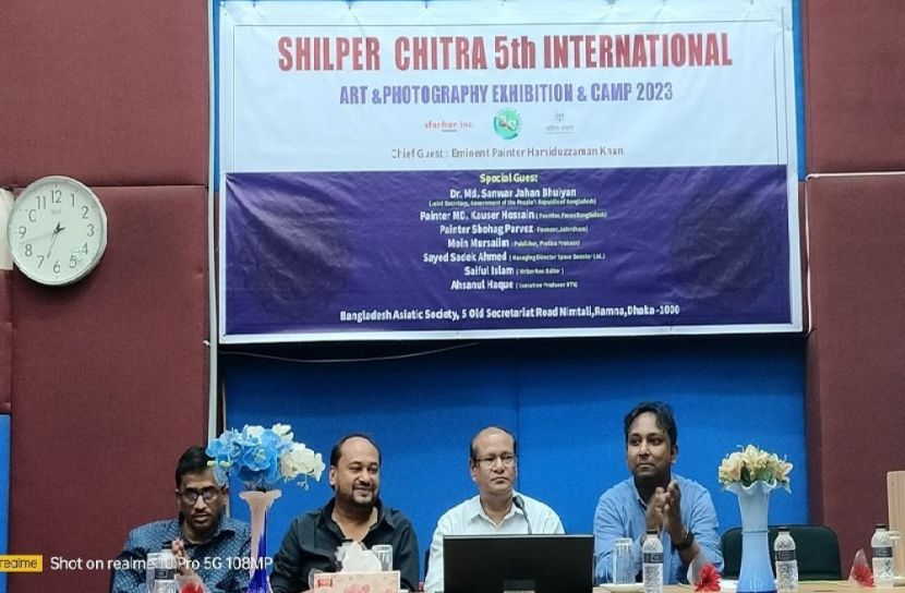 ছবি-সংগ্রহে হোসাইন নূর