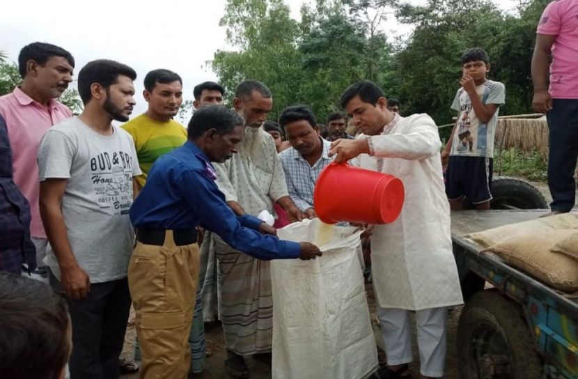 পাবনায় জেলেদের মাঝে চাল বিতরণ