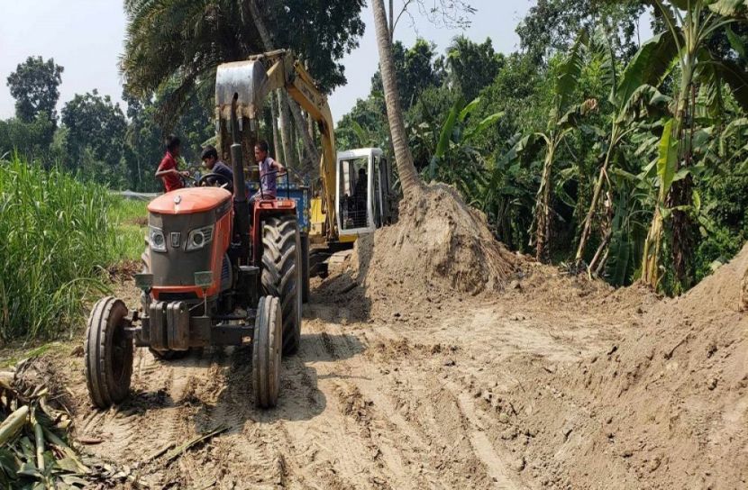 বোয়ালমারীতে সরকারি খালের মাটি তুলে বিক্রি