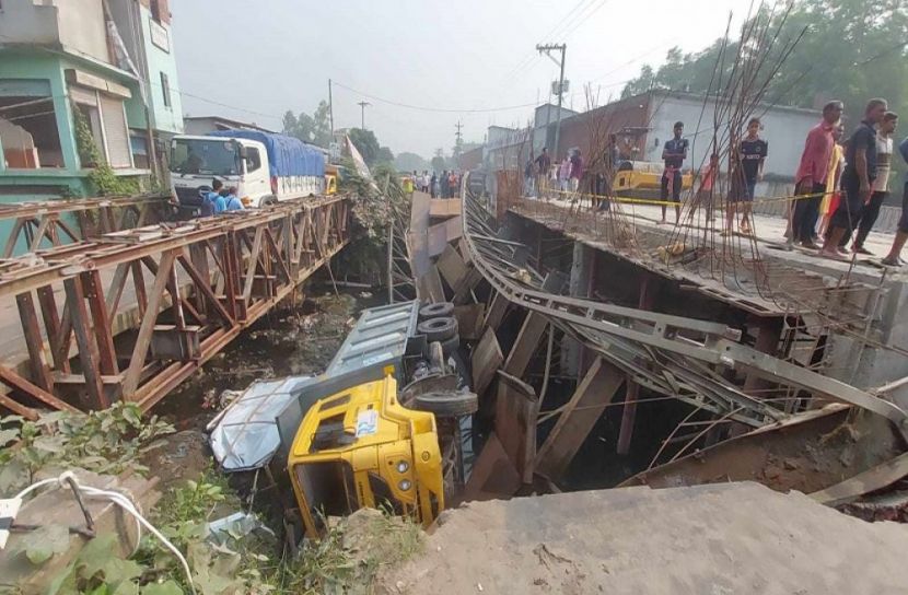 ব্রিজ ভেঙে ট্রাক খাদে, আহত ২