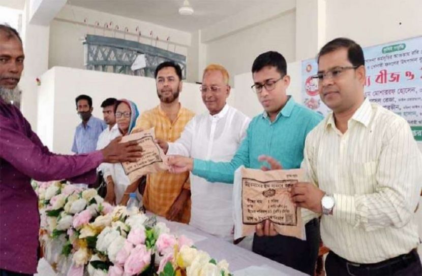 বোয়ালমারীতে কৃষককে সার-বীজ বিতরণ