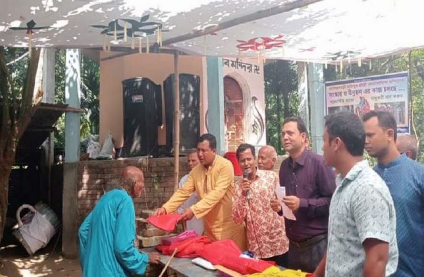 উলিপুরে দুর্গাপূজা উপলক্ষে বস্ত্র বিতরণ
