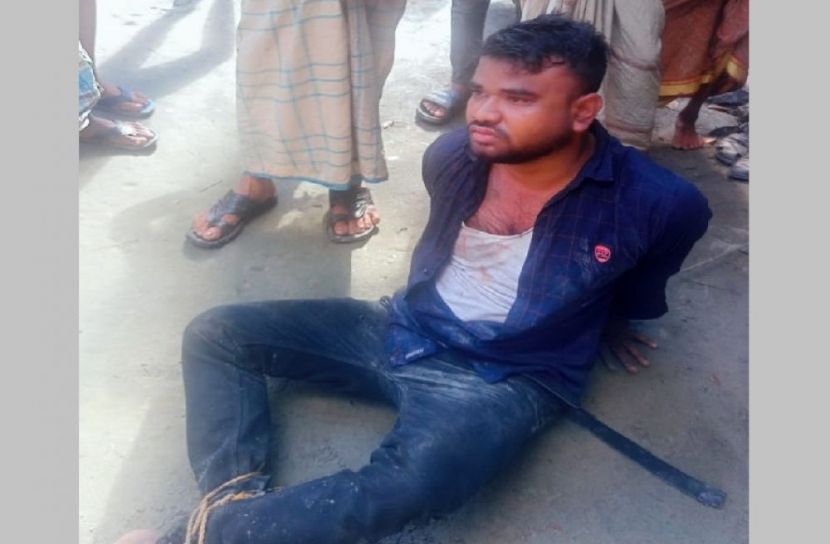 অশ্লীল ভিডিও ধারণ করে ব্ল্যাকমেইল, শিক্ষককে পিটুনি