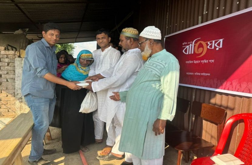 সুবিধাবঞ্চিতদের মাঝে খাবার বিতরণ