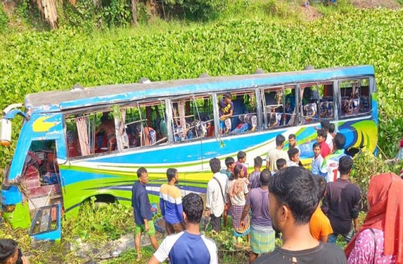 নিয়ন্ত্রণ হারিয়ে বাস খাদে, আহত ১০