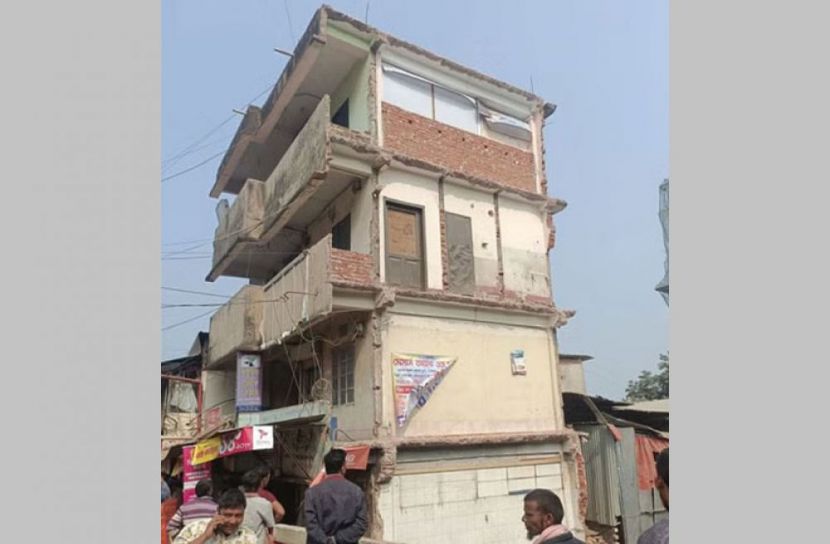চট্টগ্রাম নগরের একটি বহুতল ভবন হেলে পড়েছে। শনিবার সন্ধ্যা ৬টার দিকে নগরীর বায়েজিদ বোস্তামি থানার রৌফাবাদ এলাকায় এ ঘটনা ঘটে।