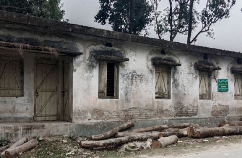 পরিত্যক্ত ভবনে মাদকসেবী-ব্যবসায়ীদের আড্ডা