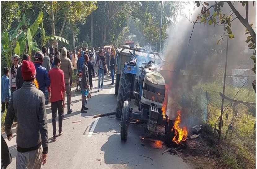 তে বালু বোঝাই মাহিন্দ্র ট্রলীর ধাক্কায় মোটরসাইকেল চালক কোর্টের এক মুহুরী ঘটনাস্থল হয়েছে।