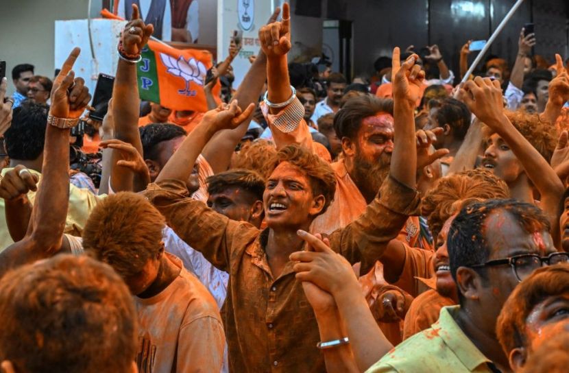 গেরুয়া সুনামিতে ভাসল নীল দুর্গ