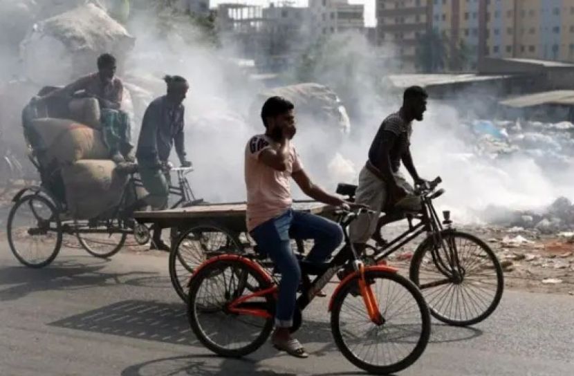 রাতে ঝরেছে অঝোর বৃষ্টি, সকালে বায়ুদূষণে বিশ্বে শীর্ষে ঢাকা