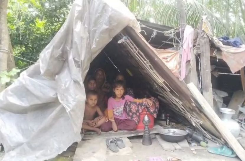 ছেঁড়া পলিথিনের নিচে কাটছে ৮ বছর!
