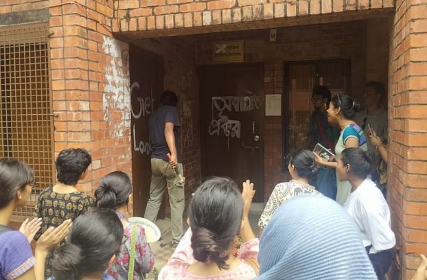 শিক্ষার্থীকে ধর্ষণচেষ্টার প্রতিবাদ: জাহাঙ্গীরনগরে প্রক্টর কার্যালয়ে তালা