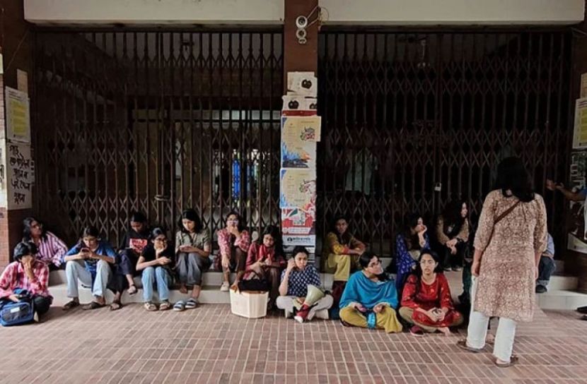 জাবির প্রশাসনিক ভবনেও তালা দিলেন শিক্ষার্থীরা