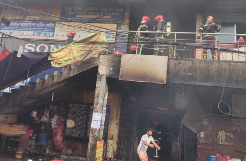 বিজয় সরণির কলমিলতা বাজারের আগুন নিয়ন্ত্রণে