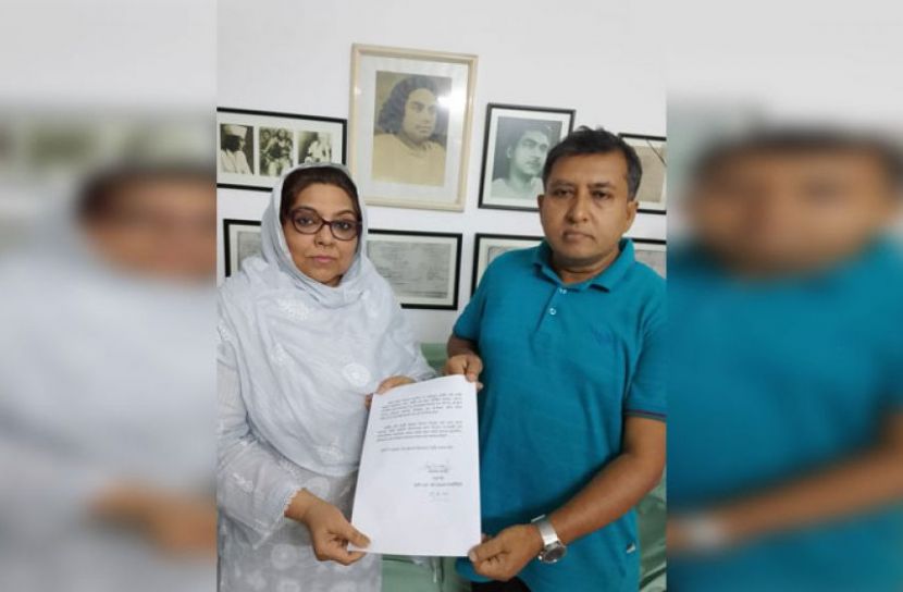 কবিপৌত্রী খিলখিল কাজীর শুভেচ্ছা বাণী গ্রহণ করছেন দ্য নজরুল চেস ক্লাবের সভাপতি মোহাম্মদ সানওয়ারুল ইসলাম খান দিপক, ছবি: সংগৃহীত