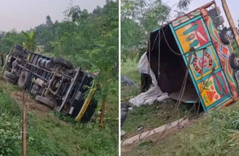 টাঙ্গাইলে রডবোঝাই ট্রাক উল্টে নিহত ১৫
